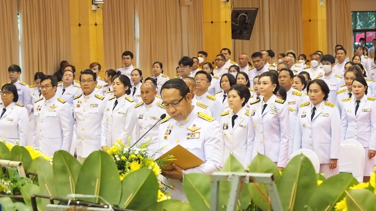 จังหวัดสกลนคร:ร่วมพิธีวางพวงมาลา เนื่องในวันที่ระลึกคล้ายวันสวรรคต พระบาทสมเด็จพระปรเมนทรมหาอานันทมหิดล พระอัฐมรามาธิบดินทร ประจำปี 2568