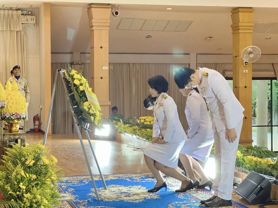 จังหวัดสกลนคร:ร่วมพิธีวางพวงมาลา เนื่องในวันที่ระลึกคล้ายวันสวรรคต พระบาทสมเด็จพระปรเมนทรมหาอานันทมหิดล พระอัฐมรามาธิบดินทร ประจำปี 2568