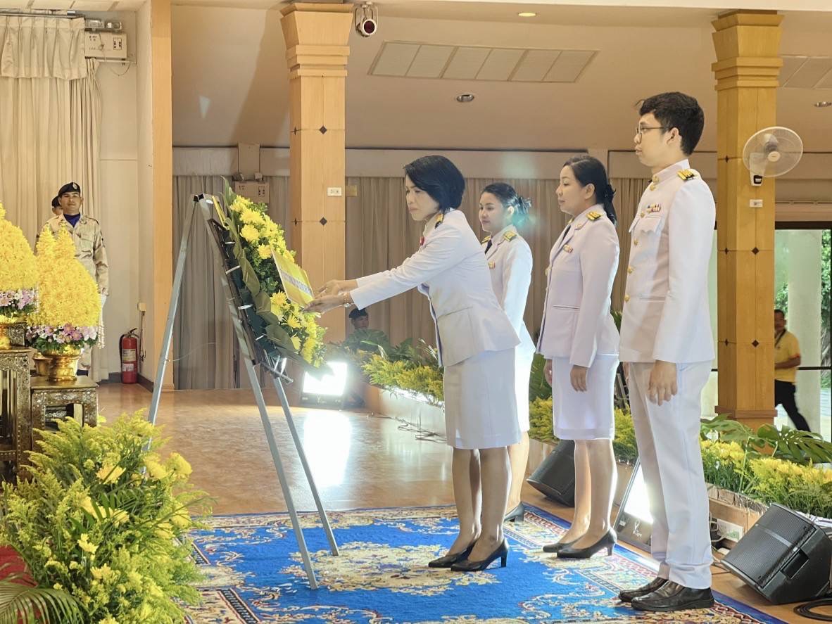 จังหวัดสกลนคร:ร่วมพิธีวางพวงมาลา เนื่องในวันที่ระลึกคล้ายวันสวรรคต พระบาทสมเด็จพระปรเมนทรมหาอานันทมหิดล พระอัฐมรามาธิบดินทร ประจำปี 2568