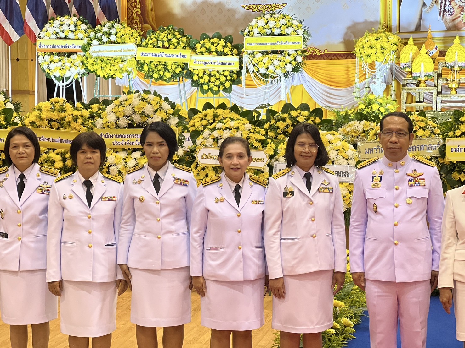 จังหวัดสกลนคร:ร่วมพิธีวางพวงมาลา เนื่องในวันที่ระลึกคล้ายวันสวรรคต พระบาทสมเด็จพระปรเมนทรมหาอานันทมหิดล พระอัฐมรามาธิบดินทร ประจำปี 2568