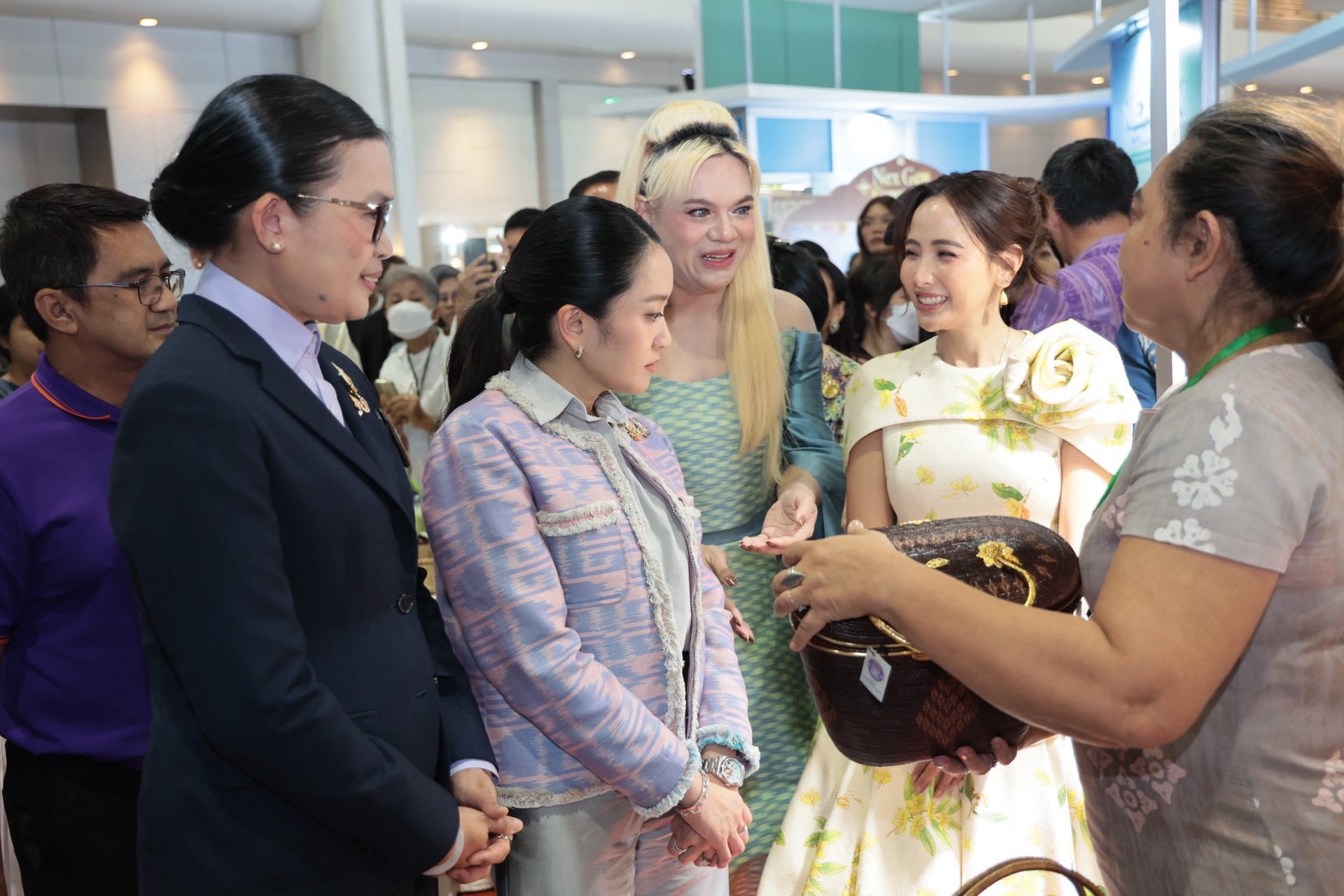 จังหวัดสกลนคร นำผู้ผลิต ผู้ประกอบการ OTOP จังหวัดสกลนคร ร่วมจำหน่ายในงาน OTOP Midyear 2025 ชวนคนไทยอุดหนุนสินค้า สร้างรายได้กระตุ้นเศรษฐกิจ
