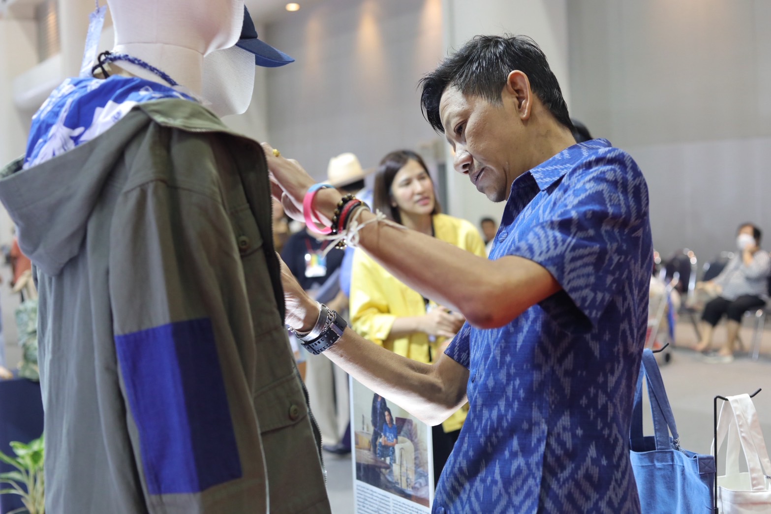 จังหวัดสกลนคร นำผู้ผลิต ผู้ประกอบการ OTOP จังหวัดสกลนคร ร่วมจำหน่ายในงาน OTOP Midyear 2025 ชวนคนไทยอุดหนุนสินค้า สร้างรายได้กระตุ้นเศรษฐกิจ