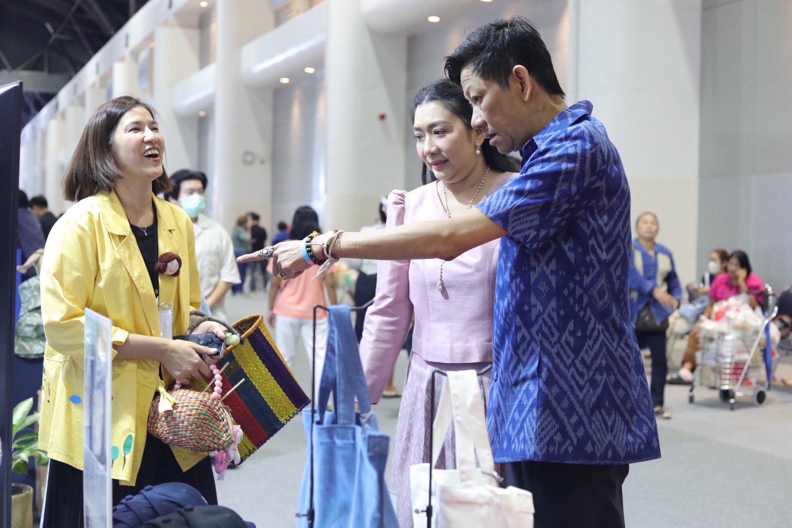 จังหวัดสกลนคร นำผู้ผลิต ผู้ประกอบการ OTOP จังหวัดสกลนคร ร่วมจำหน่ายในงาน OTOP Midyear 2025 ชวนคนไทยอุดหนุนสินค้า สร้างรายได้กระตุ้นเศรษฐกิจ