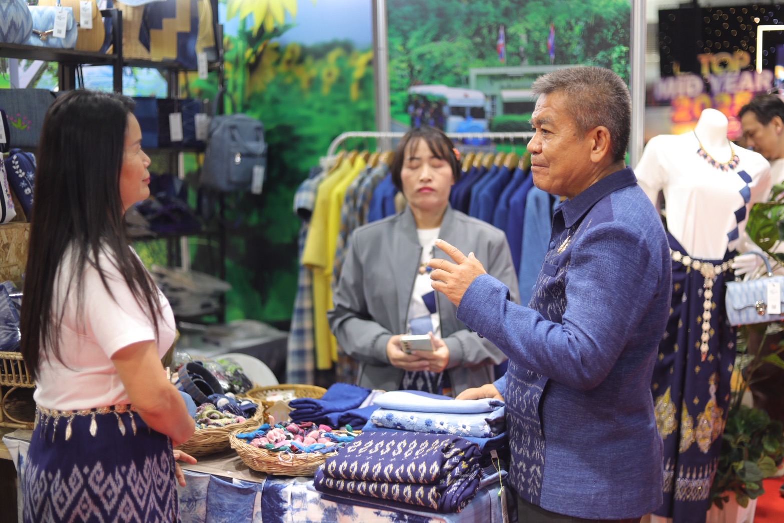 จังหวัดสกลนคร นำผู้ผลิต ผู้ประกอบการ OTOP จังหวัดสกลนคร ร่วมจำหน่ายในงาน OTOP Midyear 2025 ชวนคนไทยอุดหนุนสินค้า สร้างรายได้กระตุ้นเศรษฐกิจ