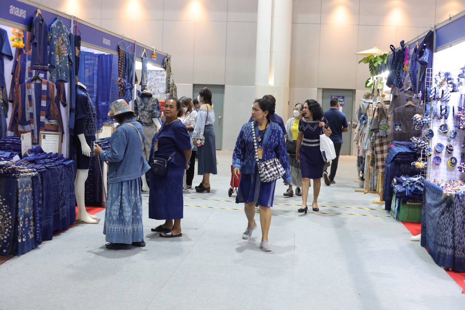 จังหวัดสกลนคร นำผู้ผลิต ผู้ประกอบการ OTOP จังหวัดสกลนคร ร่วมจำหน่ายในงาน OTOP Midyear 2025 ชวนคนไทยอุดหนุนสินค้า สร้างรายได้กระตุ้นเศรษฐกิจ