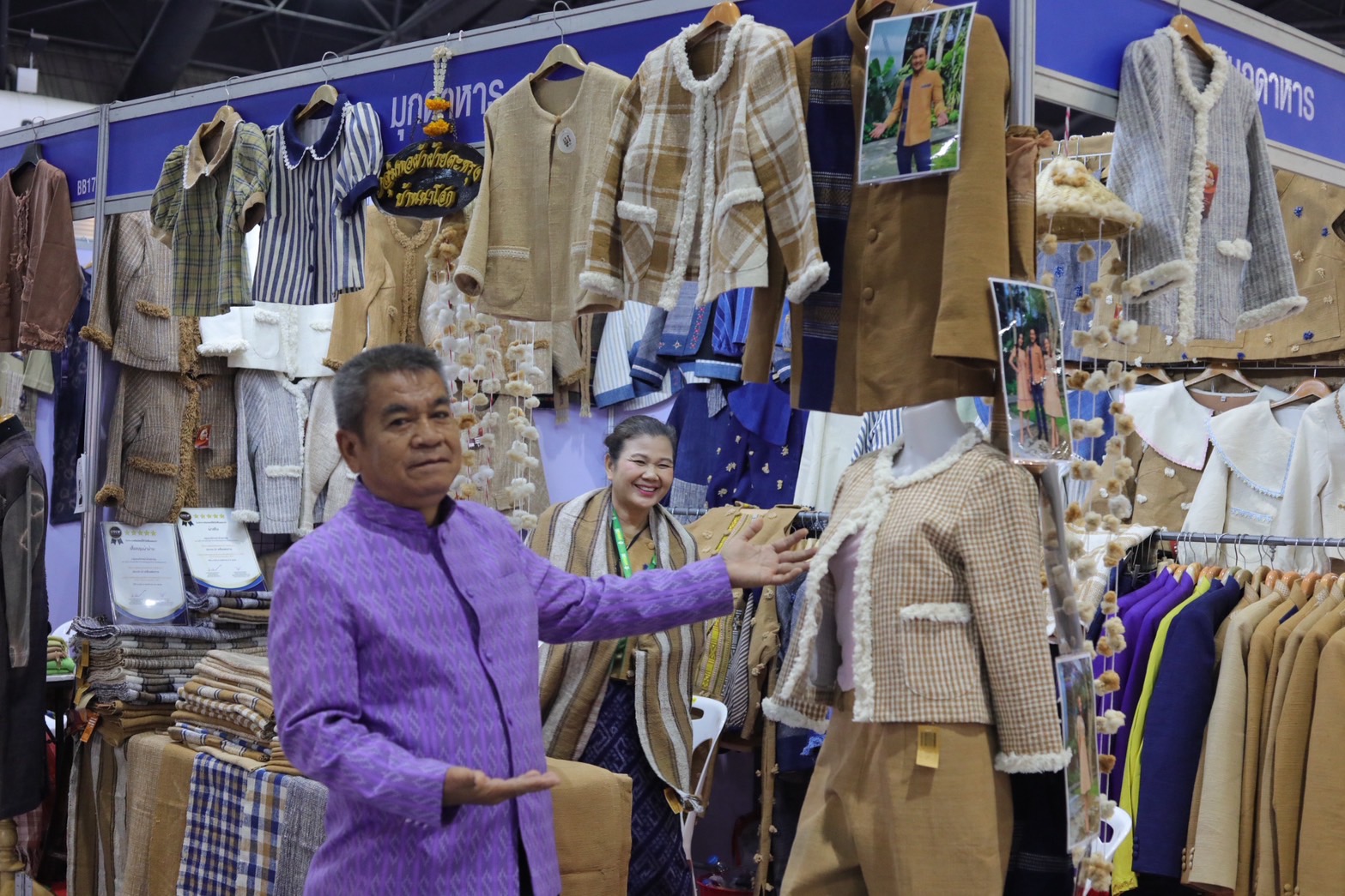 จังหวัดสกลนคร นำผู้ผลิต ผู้ประกอบการ OTOP จังหวัดสกลนคร ร่วมจำหน่ายในงาน OTOP Midyear 2025 ชวนคนไทยอุดหนุนสินค้า สร้างรายได้กระตุ้นเศรษฐกิจ