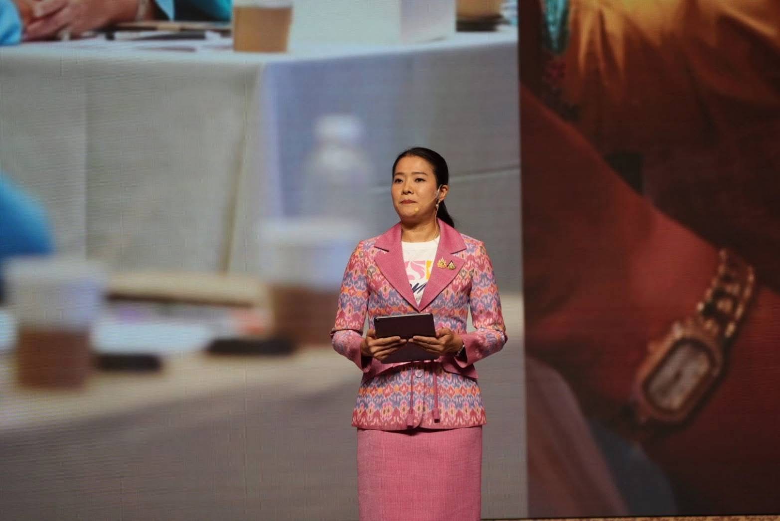 จังหวัดสกลนคร : ร่วมพิธีเปิดโครงการ “พลังสตรีเพื่อการพัฒนา เสริมสร้างโอกาส สร้างอนาคต” เดินหน้าพลิกโฉมกองทุนฯ ฝึกทักษะสร้างแบรนด์-ออนไลน์-AI ให้สตรี