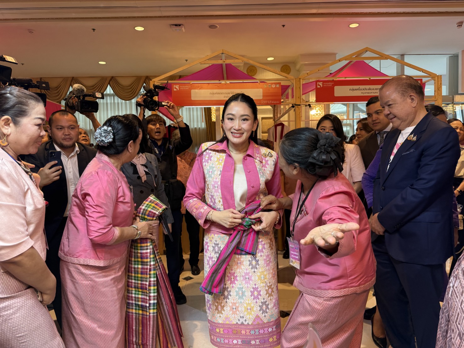 จังหวัดสกลนคร : ร่วมพิธีเปิดโครงการ “พลังสตรีเพื่อการพัฒนา เสริมสร้างโอกาส สร้างอนาคต” เดินหน้าพลิกโฉมกองทุนฯ ฝึกทักษะสร้างแบรนด์-ออนไลน์-AI ให้สตรี