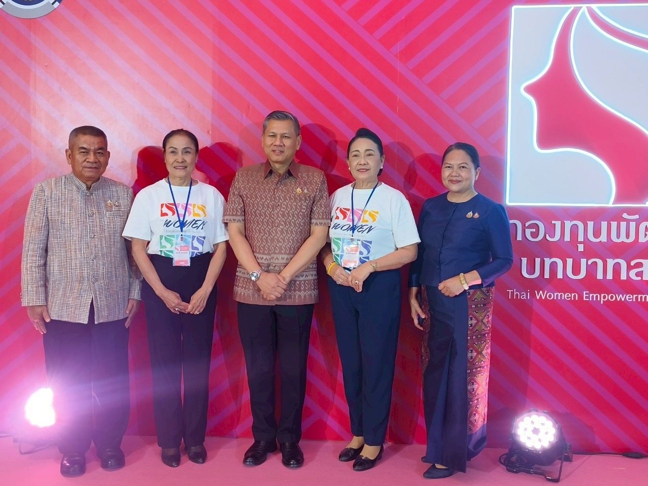 จังหวัดสกลนคร : ร่วมพิธีเปิดโครงการ “พลังสตรีเพื่อการพัฒนา เสริมสร้างโอกาส สร้างอนาคต” เดินหน้าพลิกโฉมกองทุนฯ ฝึกทักษะสร้างแบรนด์-ออนไลน์-AI ให้สตรี