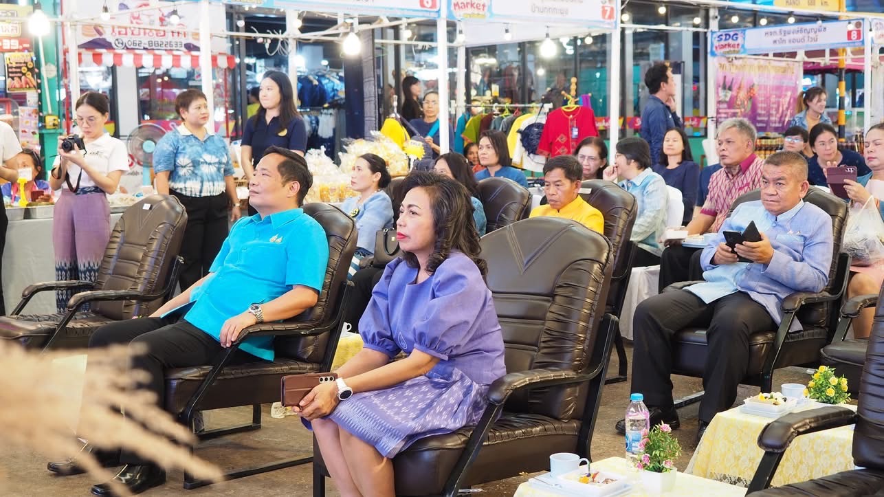 พช. สกลนคร ร่วมพิธีเปิดงาน “SDG Market@พาณิชย์สกล” หนุนการค้าภาคอีสาน เชื่อมเศรษฐกิจลุ่มแม่น้ำโขง
