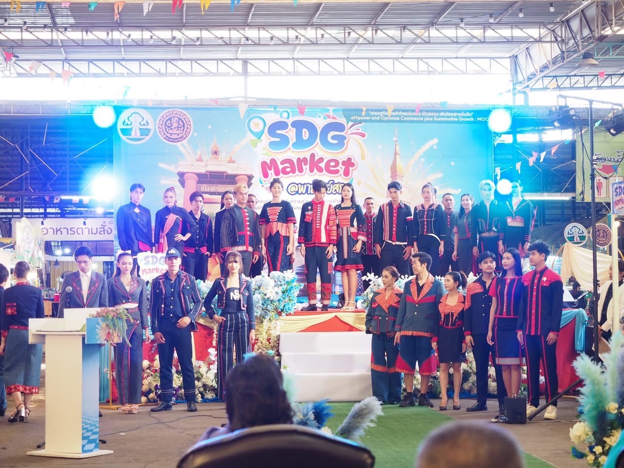 พช. สกลนคร ร่วมพิธีเปิดงาน “SDG Market@พาณิชย์สกล” หนุนการค้าภาคอีสาน เชื่อมเศรษฐกิจลุ่มแม่น้ำโขง
