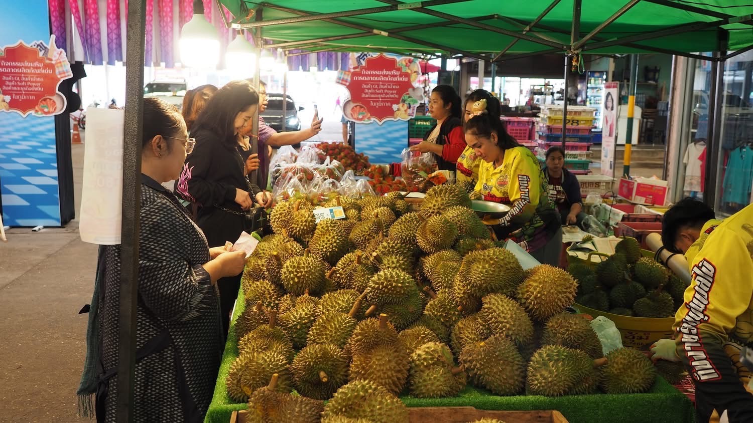 พช. สกลนคร ร่วมพิธีเปิดงาน “SDG Market@พาณิชย์สกล” หนุนการค้าภาคอีสาน เชื่อมเศรษฐกิจลุ่มแม่น้ำโขง