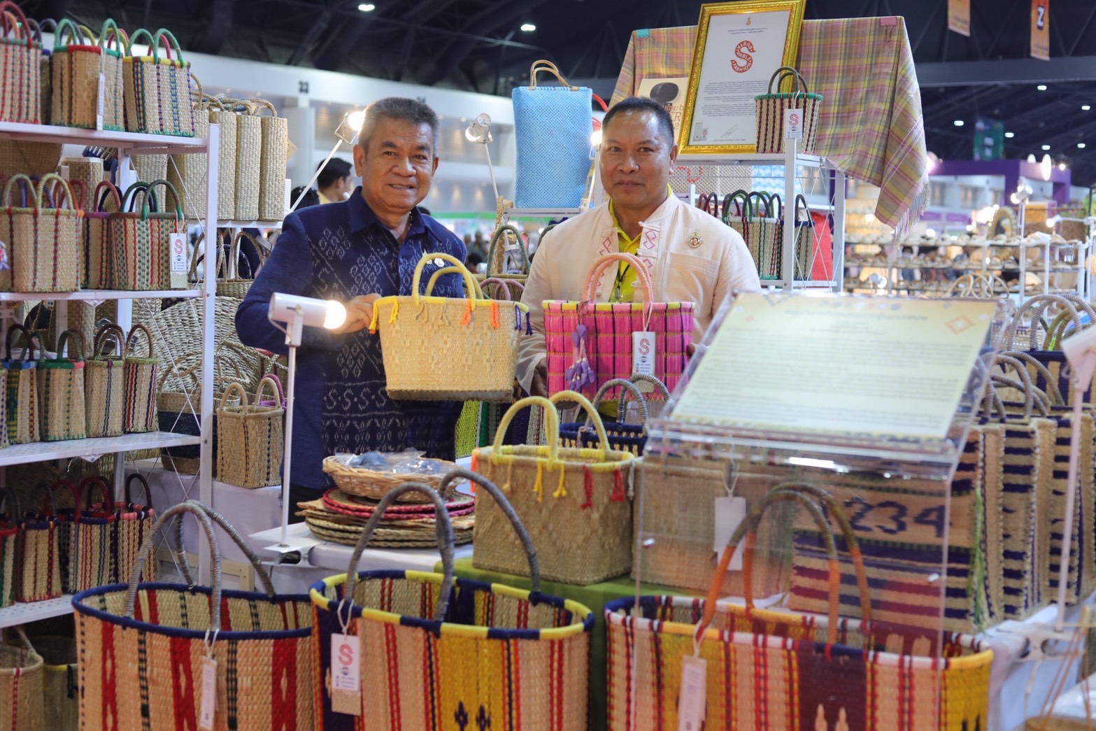 พช. สกลนคร ชวนคนไทยอุดหนุนสินค้า OTOP 2 วันสุดท้าย ลดกระหน่ำซัมเมอร์เซล ในงาน OTOP Midyear 2025 14-15 มิ.ย. นี้ ที่อาคารชาเลนเจอร์ อิมแพค เมืองทองธานี