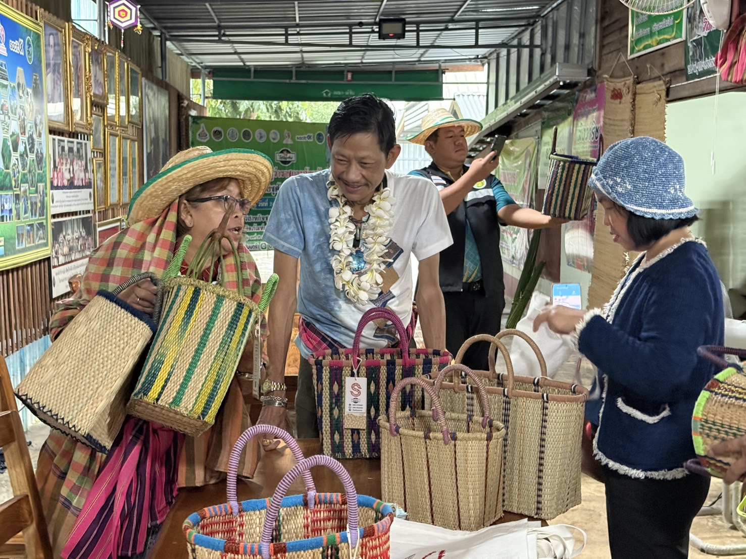 จังหวัดสกลนคร : คัดสรรกิจกรรมพัฒนาชุมชนดีเด่น ประเภท หมู่บ้านเศรษฐกิจพอเพียง “อยู่เย็น เป็นสุข” ดีเด่นระดับจังหวัด ประจำปี2568