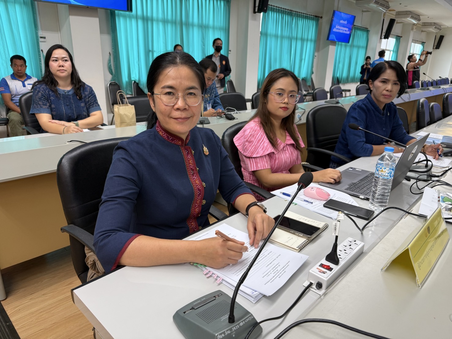 จังหวัดสกลนคร:เร่งเครื่องขับเคลื่อนเศรษฐกิจพอเพียงเพื่อยกระดับหมู่บ้าน/ชุมชนสู่ ระดับ “ดีมาก” พุ่งเป้าไม่ต่ำกว่า 70% ในปี2569