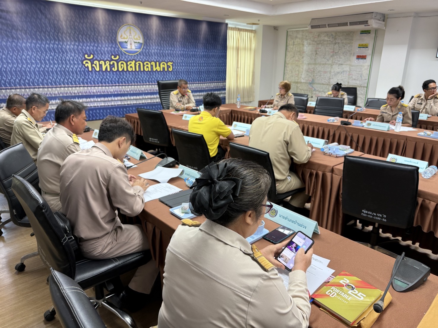 จังหวัดสกลนคร : ประชุมกลไกขับเคลื่อนการพัฒนาเศรษฐกิจฐานรากระดับจังหวัด มุ่งสู่ “เศรษฐกิจฐานรากมั่นคง ประชาชนมีความสุข“