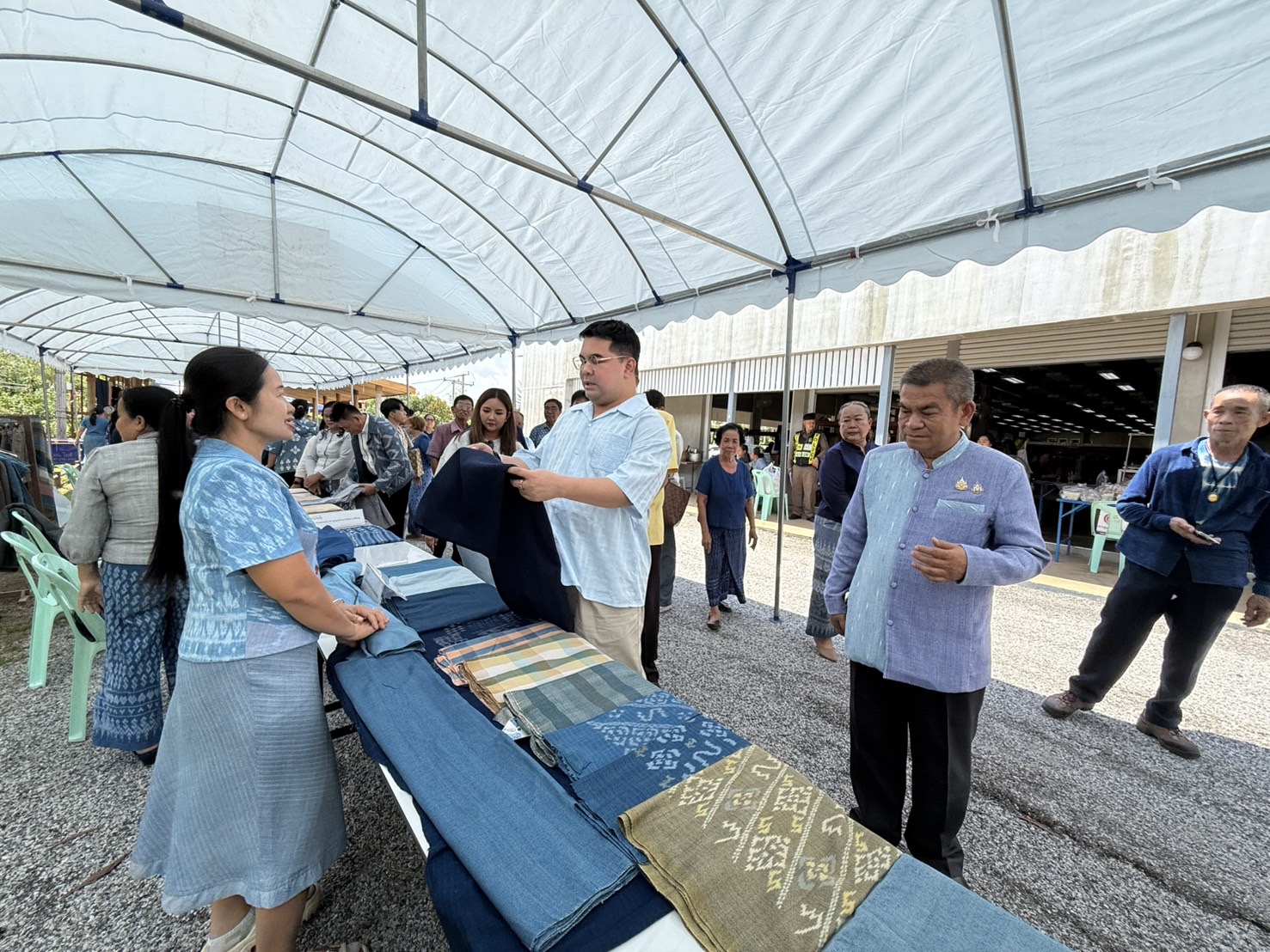 พช. สกลนคร : ต้อนรับคณะกรรมการพัฒนาชุมชนเยี่ยมชมการดำเนินงานของศูนย์เรียนรู้ผ้าย้อมคราม “วิชชาลัยดอนกอย วิถีแห่งการพัฒนาที่ยั่งยืน” จ.สกลนคร