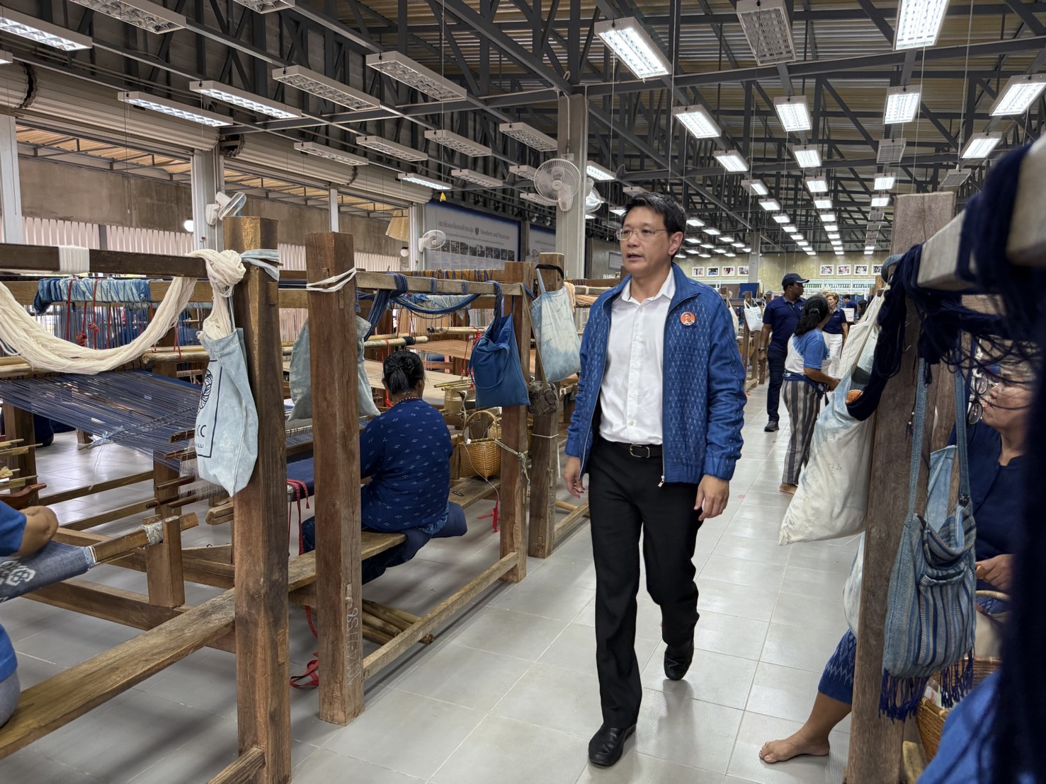 กรมพิธีการทูต กระทรวงการต่างประเทศ : นำคณะฑูตต่างประเทศประจำประเทศไทยทัศนศึกษาโครงการอันเนื่องมาจากพระราชดำริ และศูนย์เรียนรู้ผ้าย้อมครามบ้านดอยกอย จังหวัดสกลนคร