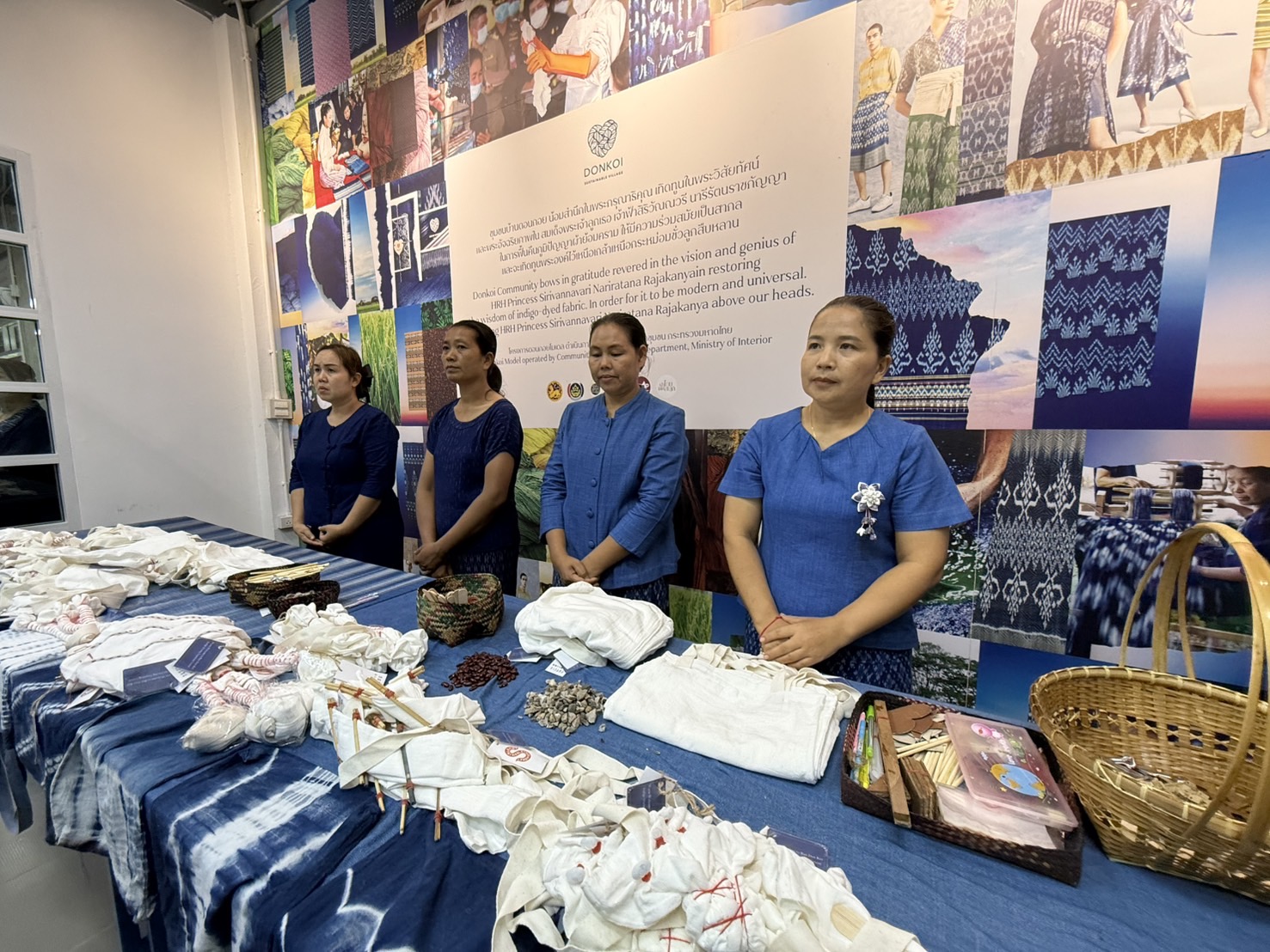 กรมพิธีการทูต กระทรวงการต่างประเทศ : นำคณะฑูตต่างประเทศประจำประเทศไทยทัศนศึกษาโครงการอันเนื่องมาจากพระราชดำริ และศูนย์เรียนรู้ผ้าย้อมครามบ้านดอยกอย จังหวัดสกลนคร