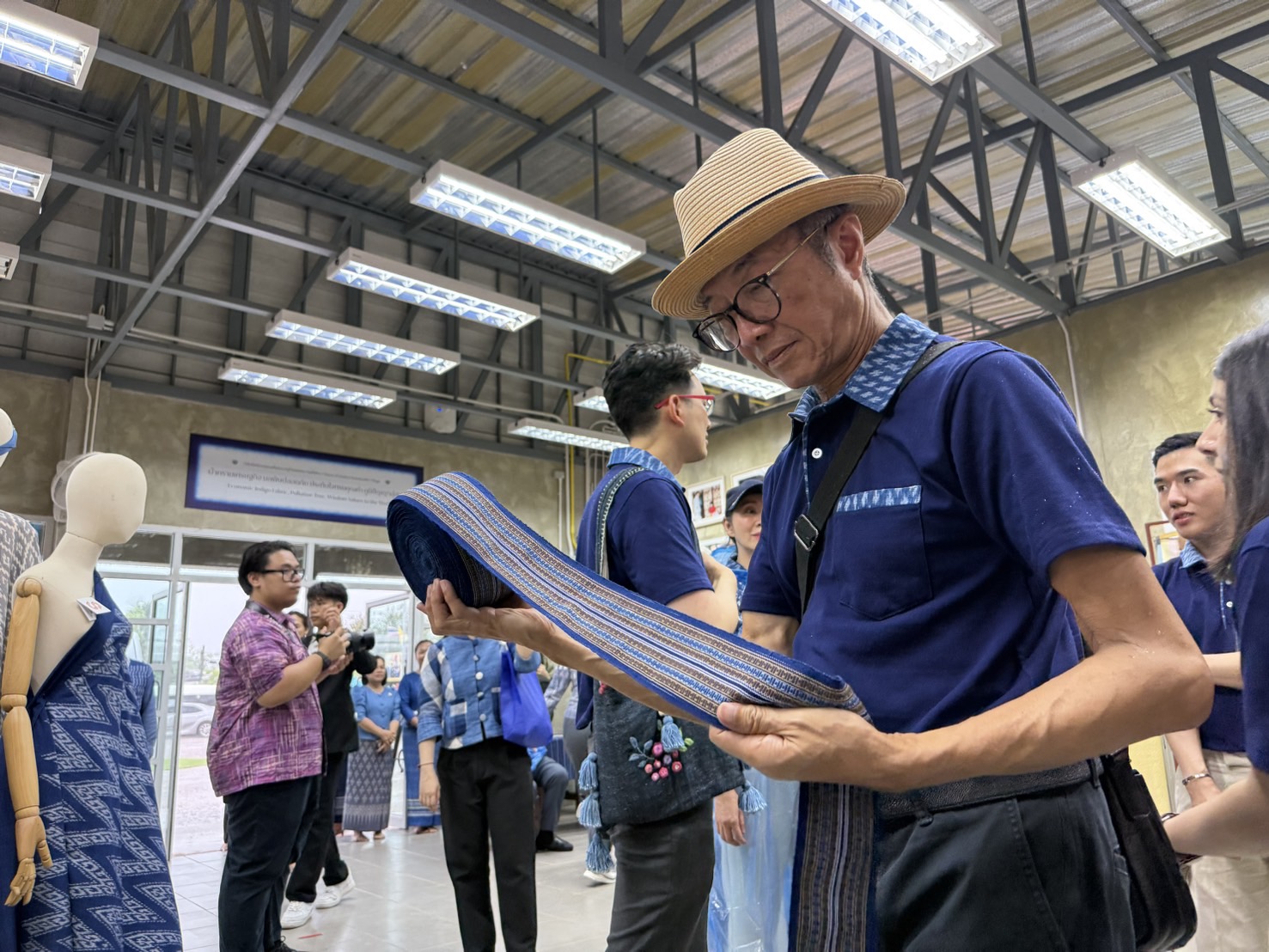 กรมพิธีการทูต กระทรวงการต่างประเทศ : นำคณะฑูตต่างประเทศประจำประเทศไทยทัศนศึกษาโครงการอันเนื่องมาจากพระราชดำริ และศูนย์เรียนรู้ผ้าย้อมครามบ้านดอยกอย จังหวัดสกลนคร