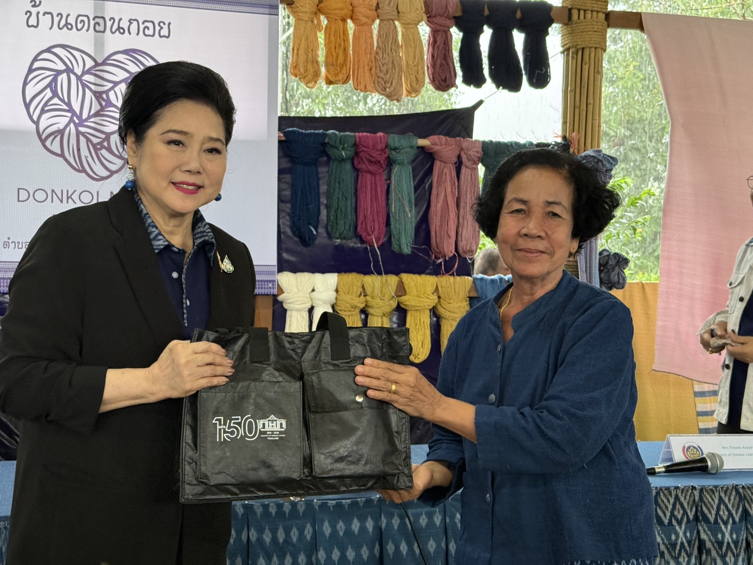 กรมพิธีการทูต กระทรวงการต่างประเทศ : นำคณะฑูตต่างประเทศประจำประเทศไทยทัศนศึกษาโครงการอันเนื่องมาจากพระราชดำริ และศูนย์เรียนรู้ผ้าย้อมครามบ้านดอยกอย จังหวัดสกลนคร