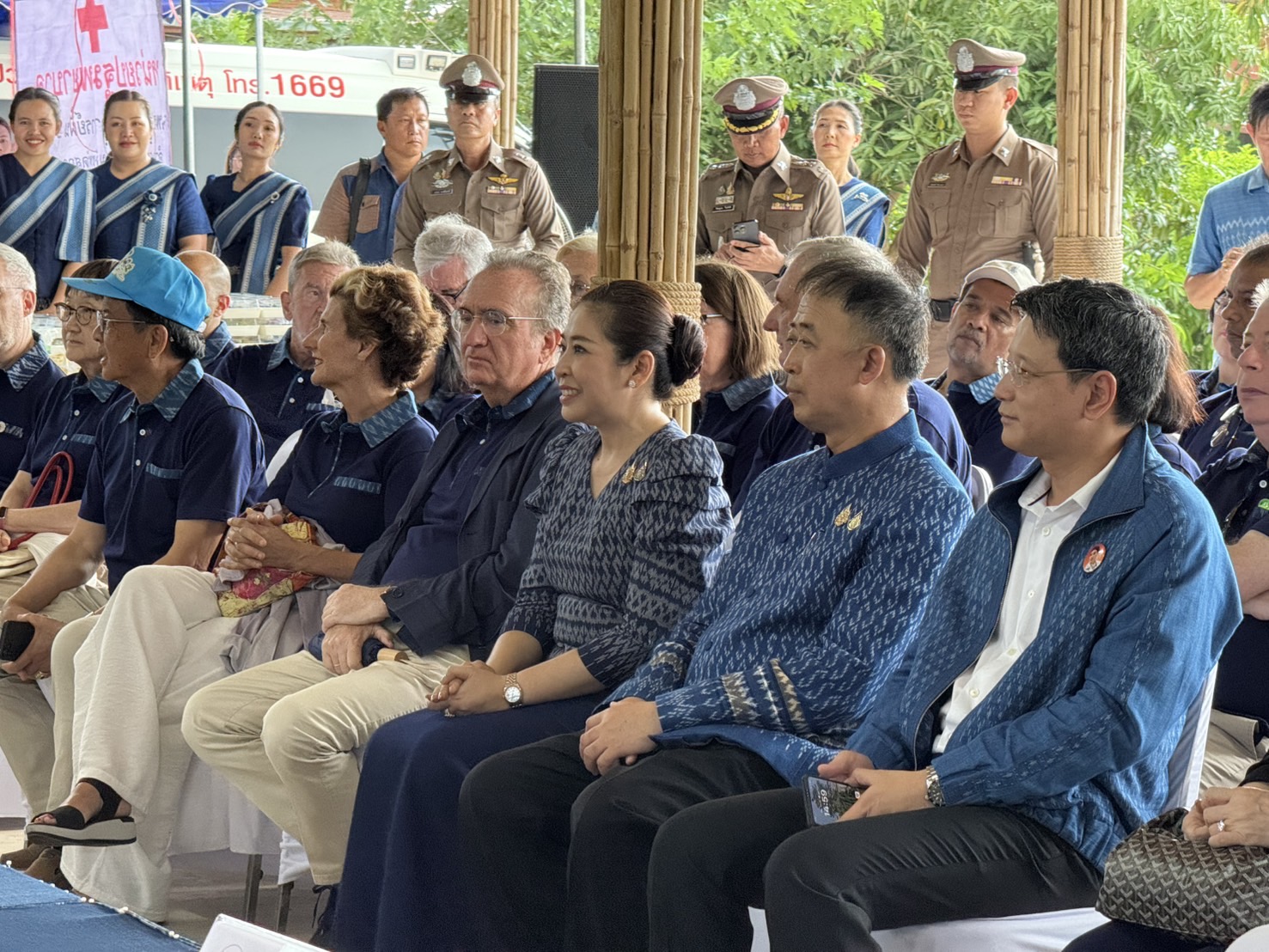 กรมพิธีการทูต กระทรวงการต่างประเทศ : นำคณะฑูตต่างประเทศประจำประเทศไทยทัศนศึกษาโครงการอันเนื่องมาจากพระราชดำริ และศูนย์เรียนรู้ผ้าย้อมครามบ้านดอยกอย จังหวัดสกลนคร