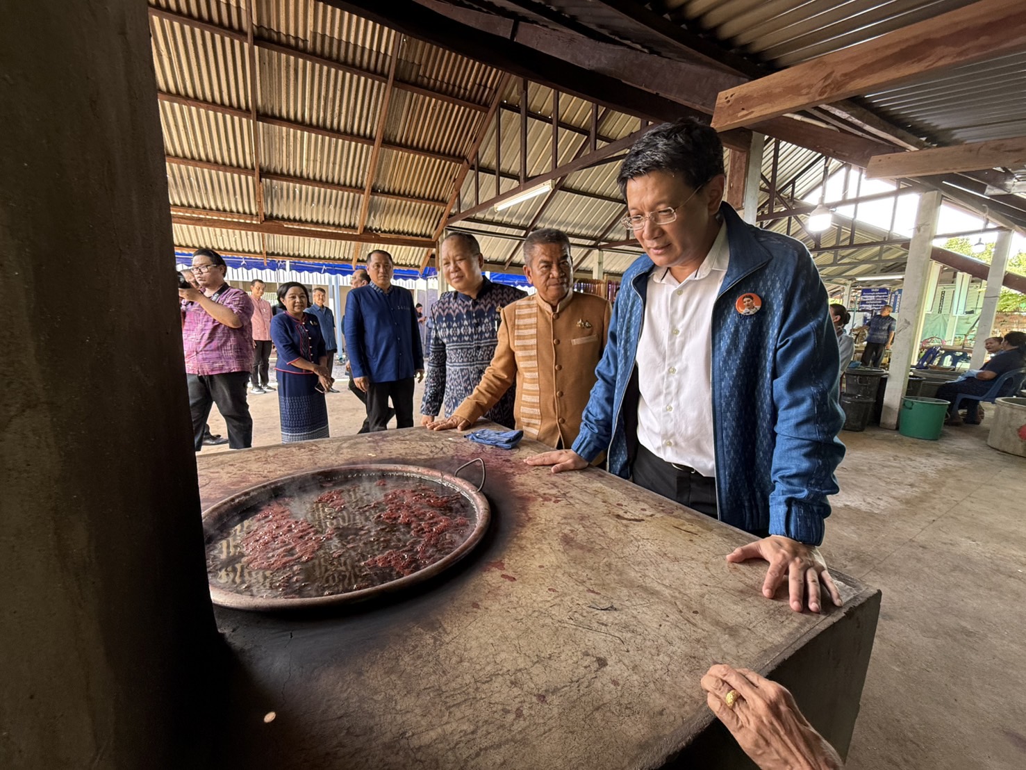 กรมพิธีการทูต กระทรวงการต่างประเทศ : นำคณะฑูตต่างประเทศประจำประเทศไทยทัศนศึกษาโครงการอันเนื่องมาจากพระราชดำริ และศูนย์เรียนรู้ผ้าย้อมครามบ้านดอยกอย จังหวัดสกลนคร
