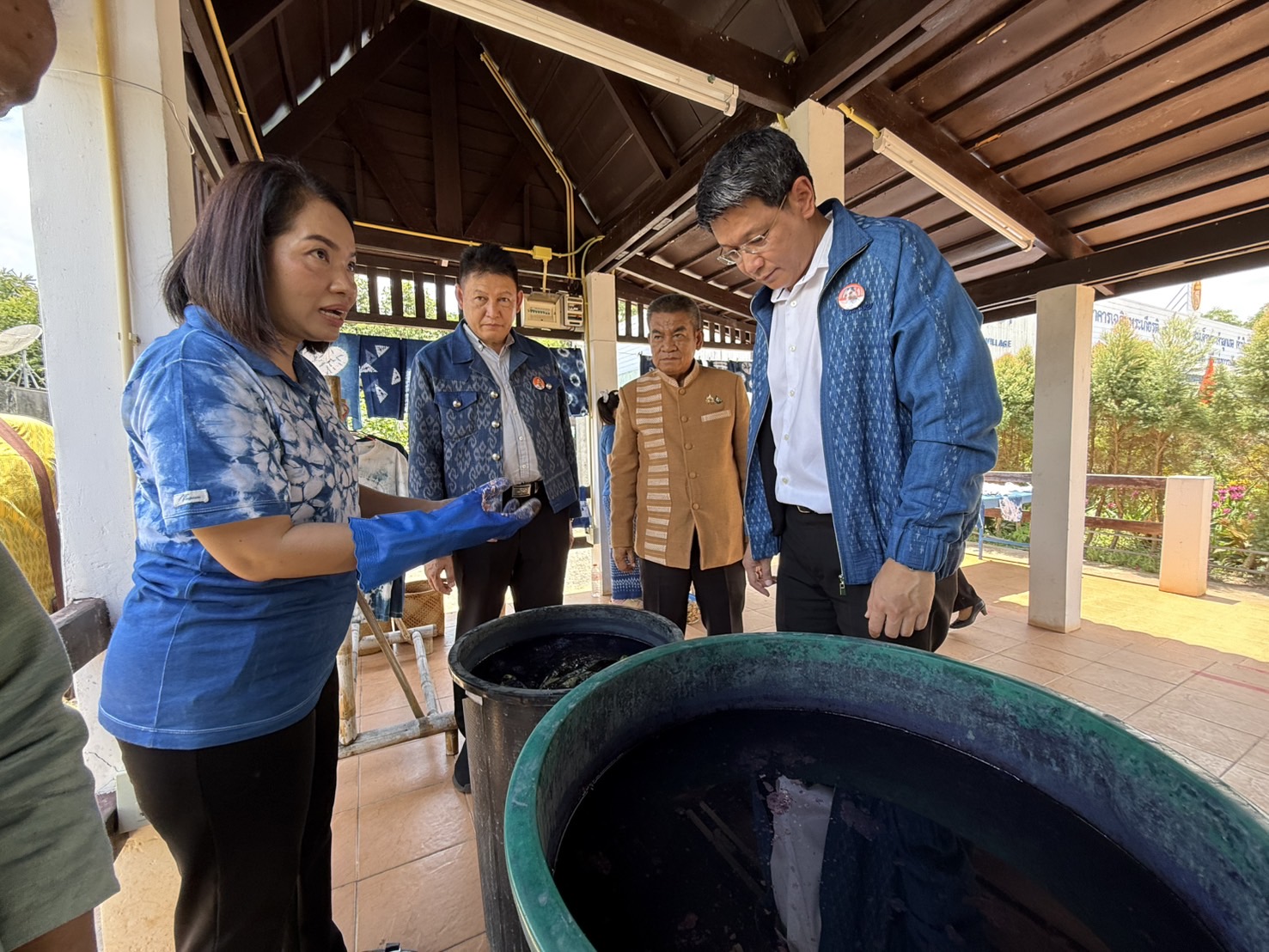 กรมพิธีการทูต กระทรวงการต่างประเทศ : นำคณะฑูตต่างประเทศประจำประเทศไทยทัศนศึกษาโครงการอันเนื่องมาจากพระราชดำริ และศูนย์เรียนรู้ผ้าย้อมครามบ้านดอยกอย จังหวัดสกลนคร