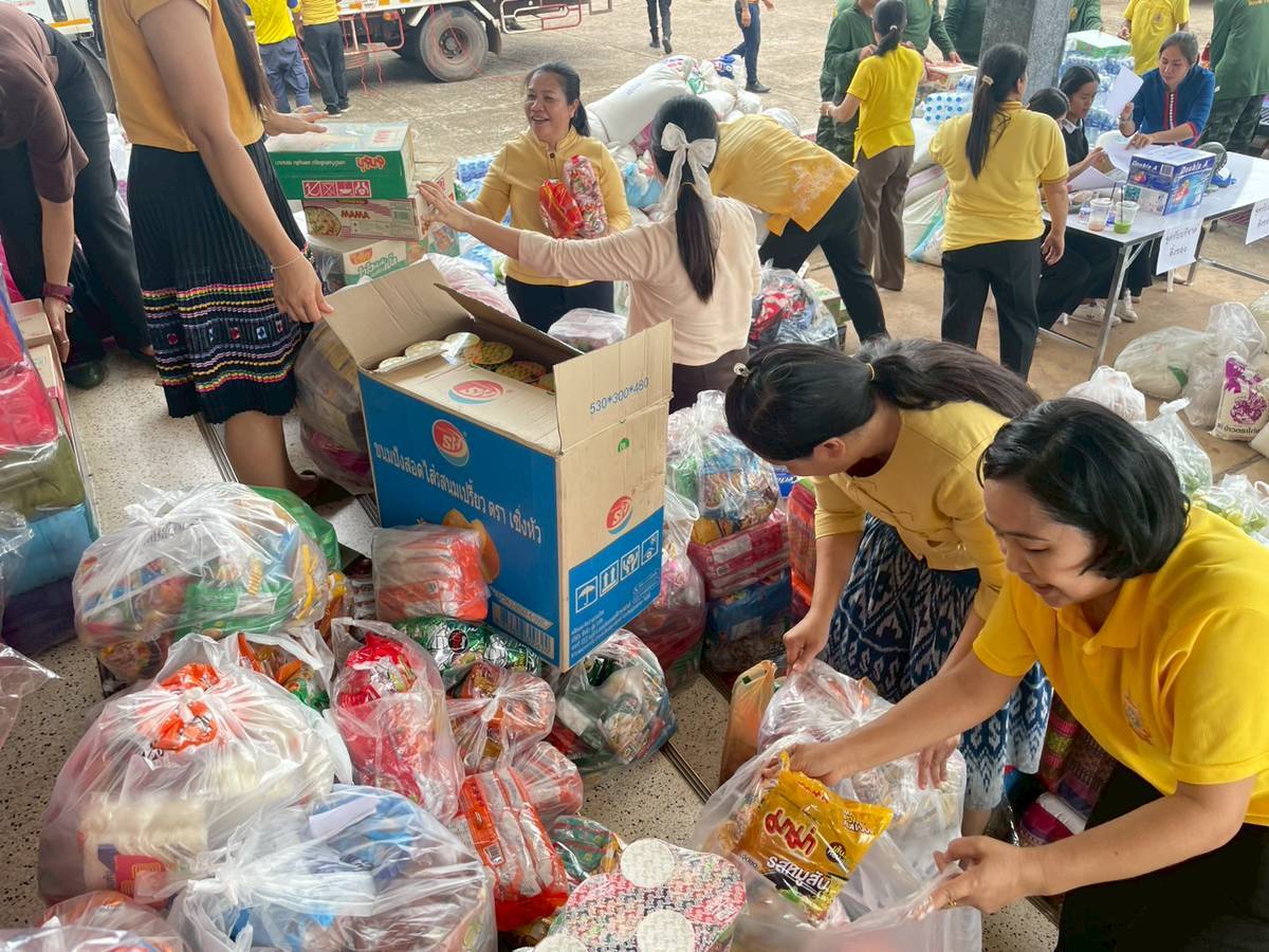จังหวัดสกลนคร : ปล่อยขบวนรถเพื่อนำผลผลิตจากเครือข่ายโคก หนอง นา และผลิตภัณฑ์จากเครือข่าย OTOP จังหวัดสกลนคร ไปช่วยเหลือประชาชนผู้ได้รับผลกระทบจากสถานการณ์ในพื้นที่ชายแดนไทย-กัมพูชา ณ จังหวัดสุรินทร์