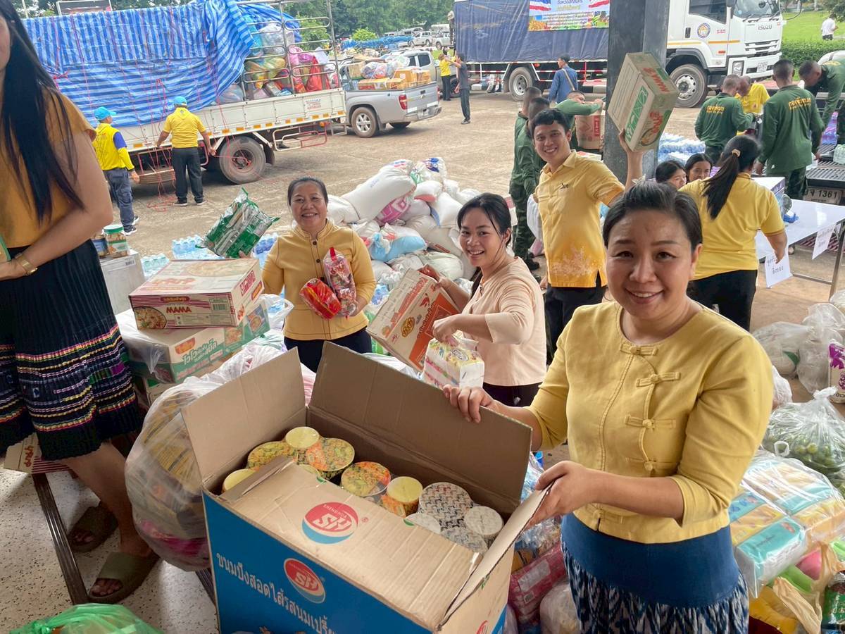 จังหวัดสกลนคร : ปล่อยขบวนรถเพื่อนำผลผลิตจากเครือข่ายโคก หนอง นา และผลิตภัณฑ์จากเครือข่าย OTOP จังหวัดสกลนคร ไปช่วยเหลือประชาชนผู้ได้รับผลกระทบจากสถานการณ์ในพื้นที่ชายแดนไทย-กัมพูชา ณ จังหวัดสุรินทร์