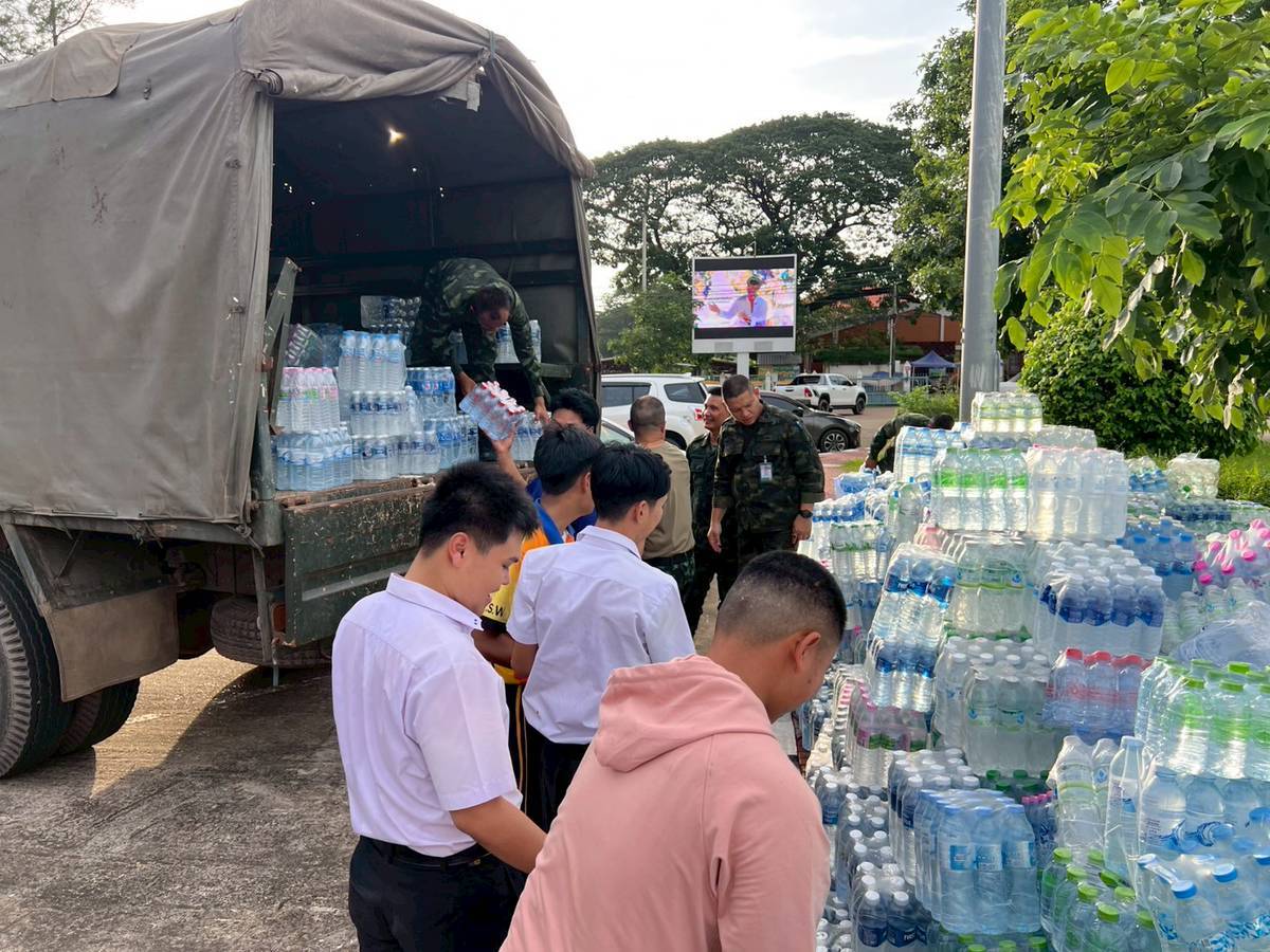 จังหวัดสกลนคร : ปล่อยขบวนรถเพื่อนำผลผลิตจากเครือข่ายโคก หนอง นา และผลิตภัณฑ์จากเครือข่าย OTOP จังหวัดสกลนคร ไปช่วยเหลือประชาชนผู้ได้รับผลกระทบจากสถานการณ์ในพื้นที่ชายแดนไทย-กัมพูชา ณ จังหวัดสุรินทร์