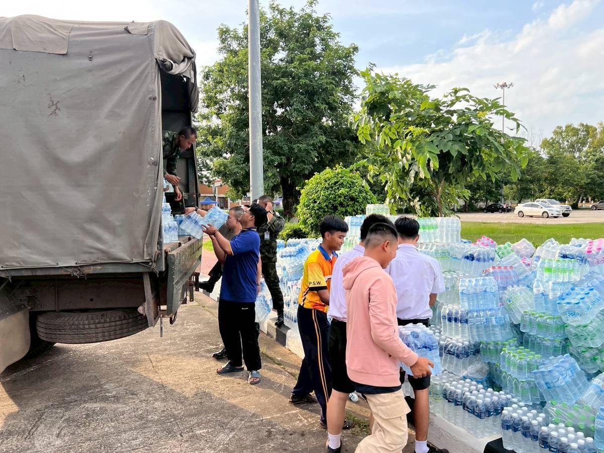จังหวัดสกลนคร : ปล่อยขบวนรถเพื่อนำผลผลิตจากเครือข่ายโคก หนอง นา และผลิตภัณฑ์จากเครือข่าย OTOP จังหวัดสกลนคร ไปช่วยเหลือประชาชนผู้ได้รับผลกระทบจากสถานการณ์ในพื้นที่ชายแดนไทย-กัมพูชา ณ จังหวัดสุรินทร์