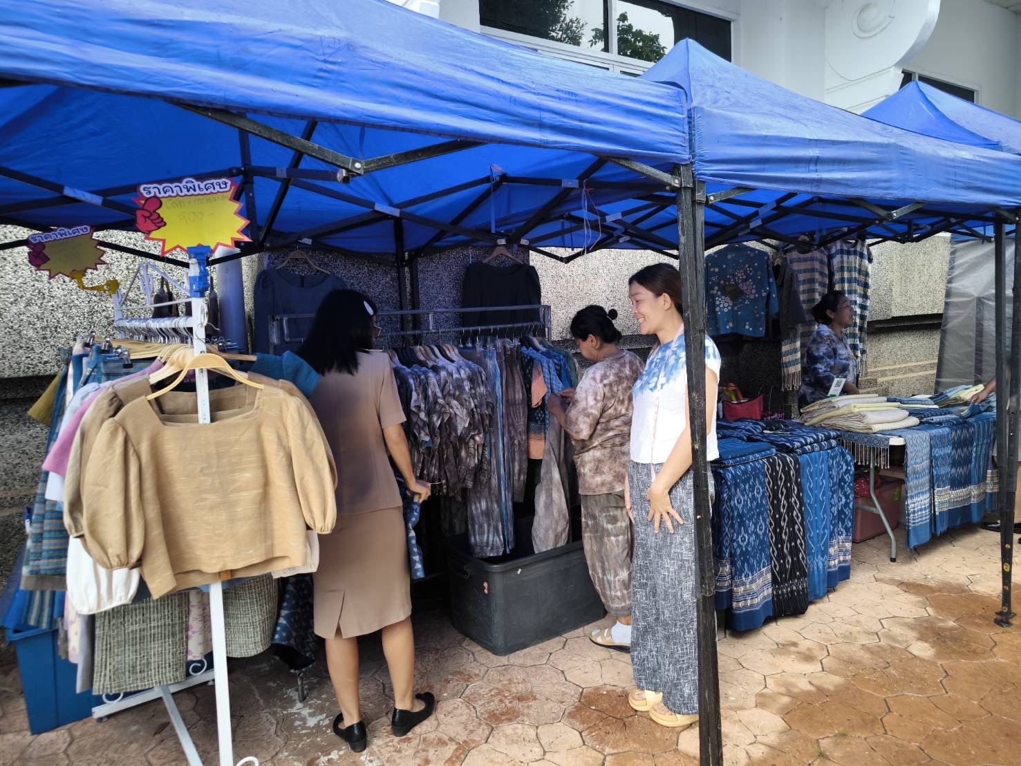 พช.สกลนคร : ชวน อุดหนุนสินค้า OTOP เพื่อสร้างงาน สร้างรายได้ ให้ประชาชนคนสกลนคร