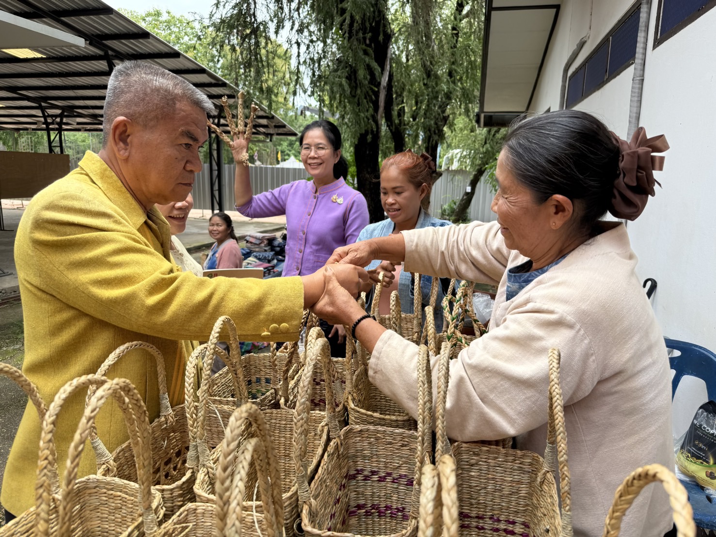 พจ.สกลนคร : ชวนอุดหนุนสินค้า OTOP เพื่อสร้างงาน สร้างรายได้ให้ประชาชนคนสกลนคร