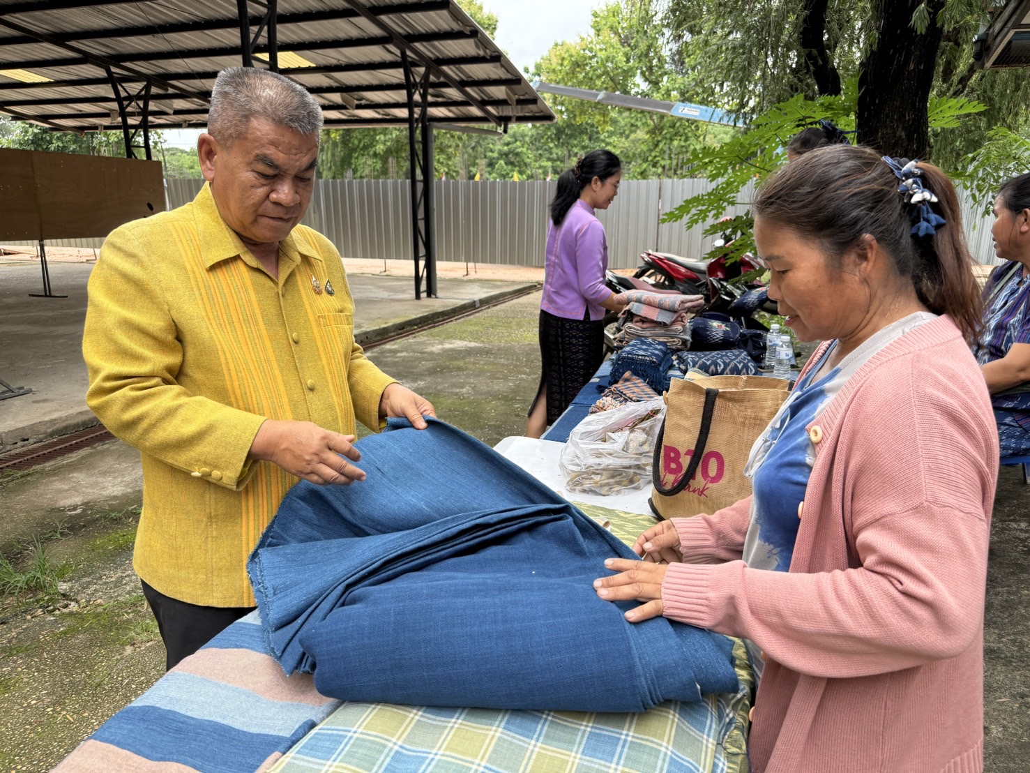 พจ.สกลนคร : ชวนอุดหนุนสินค้า OTOP เพื่อสร้างงาน สร้างรายได้ให้ประชาชนคนสกลนคร