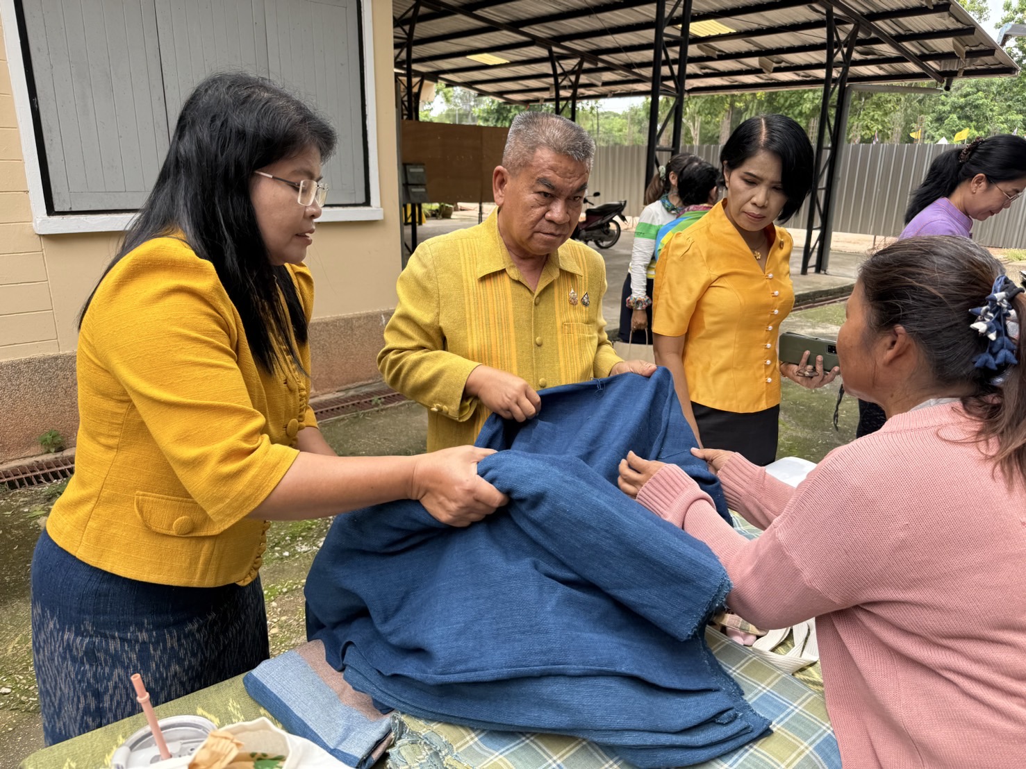 พจ.สกลนคร : ชวนอุดหนุนสินค้า OTOP เพื่อสร้างงาน สร้างรายได้ให้ประชาชนคนสกลนคร