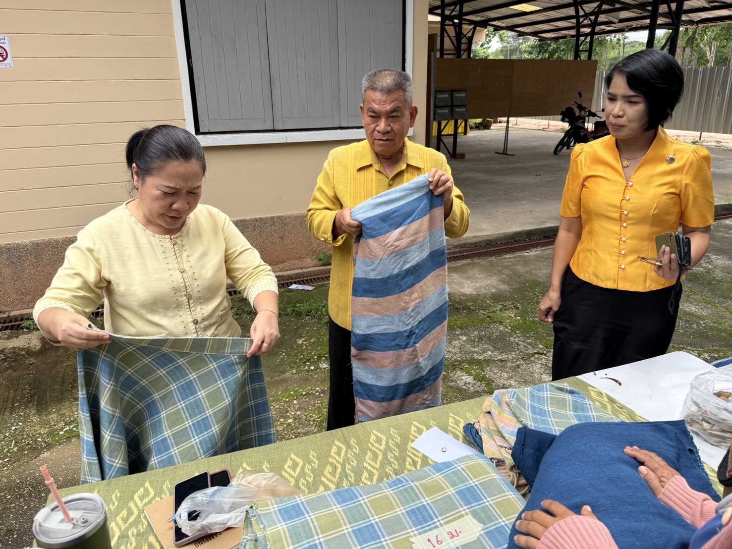 พจ.สกลนคร : ชวนอุดหนุนสินค้า OTOP เพื่อสร้างงาน สร้างรายได้ให้ประชาชนคนสกลนคร
