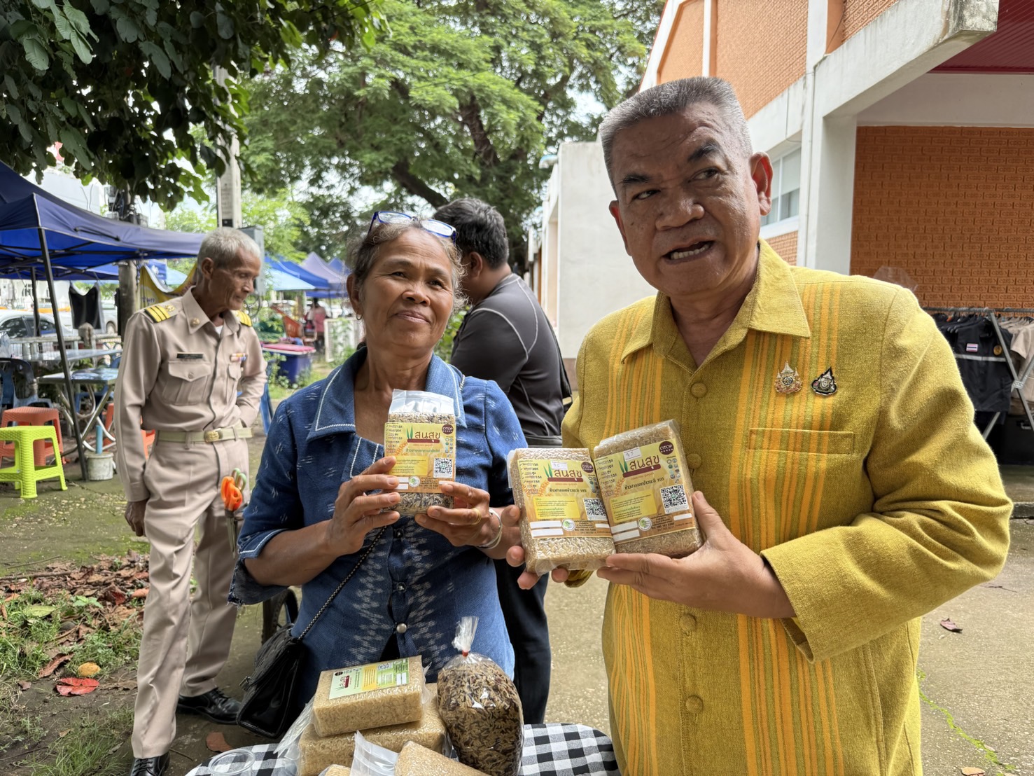 พจ.สกลนคร : ชวนอุดหนุนสินค้า OTOP เพื่อสร้างงาน สร้างรายได้ให้ประชาชนคนสกลนคร