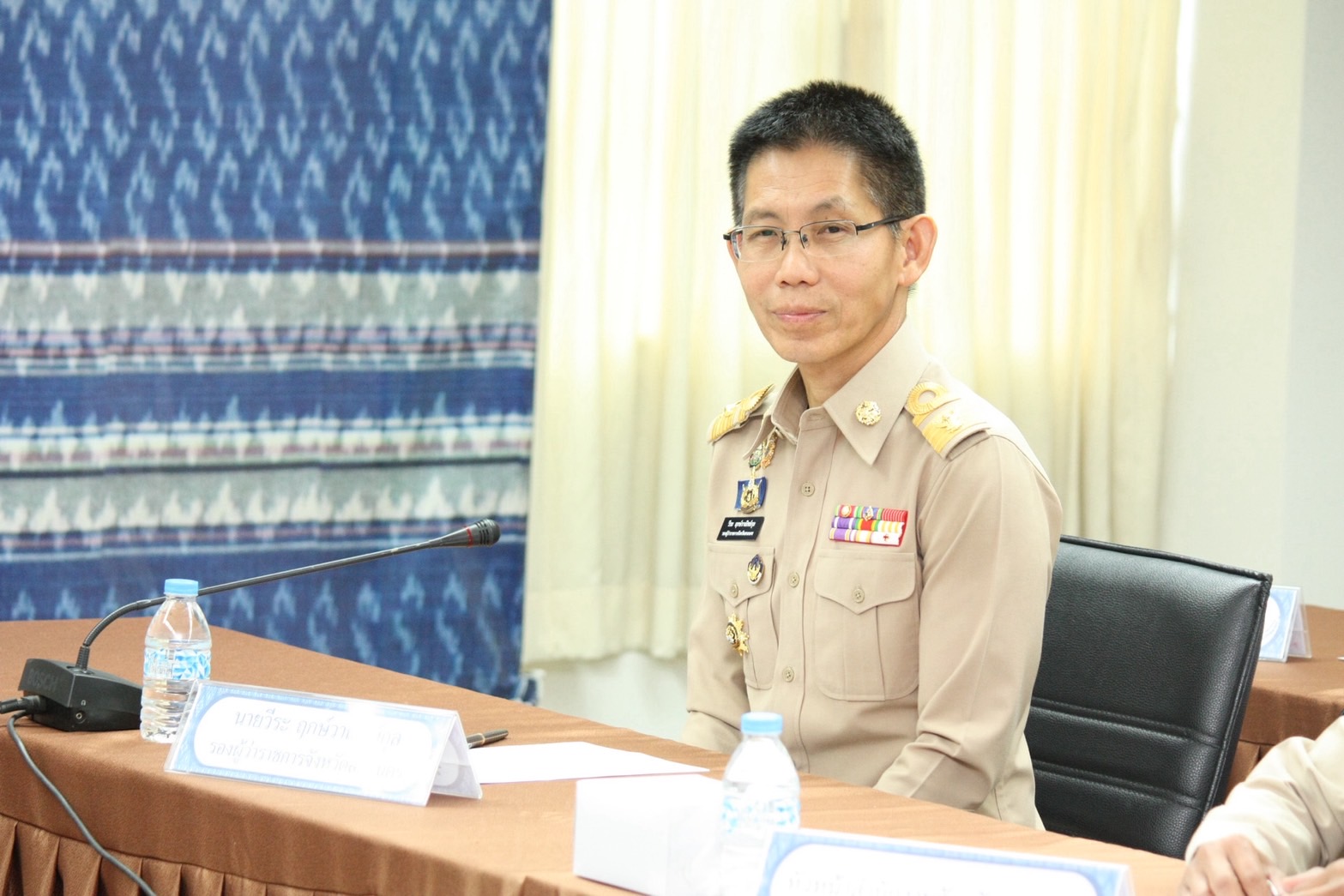 ผู้ว่าราชการจังหวัดสกลนคร: นำทีมหัวหน้าส่วนราชการจังหวัดและอำเภอ รับฟังการมอบนโยบายเข้มของรัฐมนตรีว่าการกระทรวงมหาดไทย ‘ภูมิธรรม’ หนุนขับเคลื่อนประเทศจากฐานราก ”