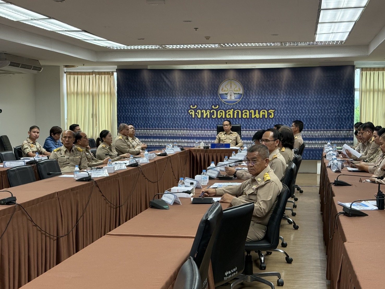 ผู้ว่าราชการจังหวัดสกลนคร: นำทีมหัวหน้าส่วนราชการจังหวัดและอำเภอ รับฟังการมอบนโยบายเข้มของรัฐมนตรีว่าการกระทรวงมหาดไทย ‘ภูมิธรรม’ หนุนขับเคลื่อนประเทศจากฐานราก ”