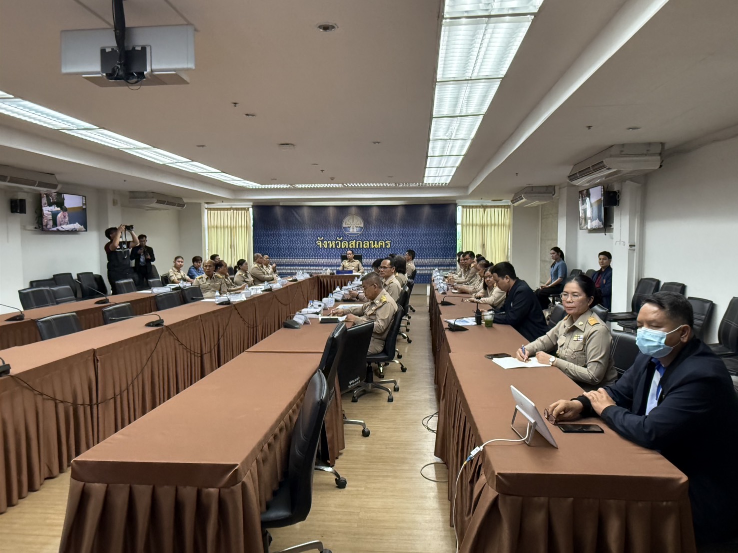 ผู้ว่าราชการจังหวัดสกลนคร: นำทีมหัวหน้าส่วนราชการจังหวัดและอำเภอ รับฟังการมอบนโยบายเข้มของรัฐมนตรีว่าการกระทรวงมหาดไทย ‘ภูมิธรรม’ หนุนขับเคลื่อนประเทศจากฐานราก ”