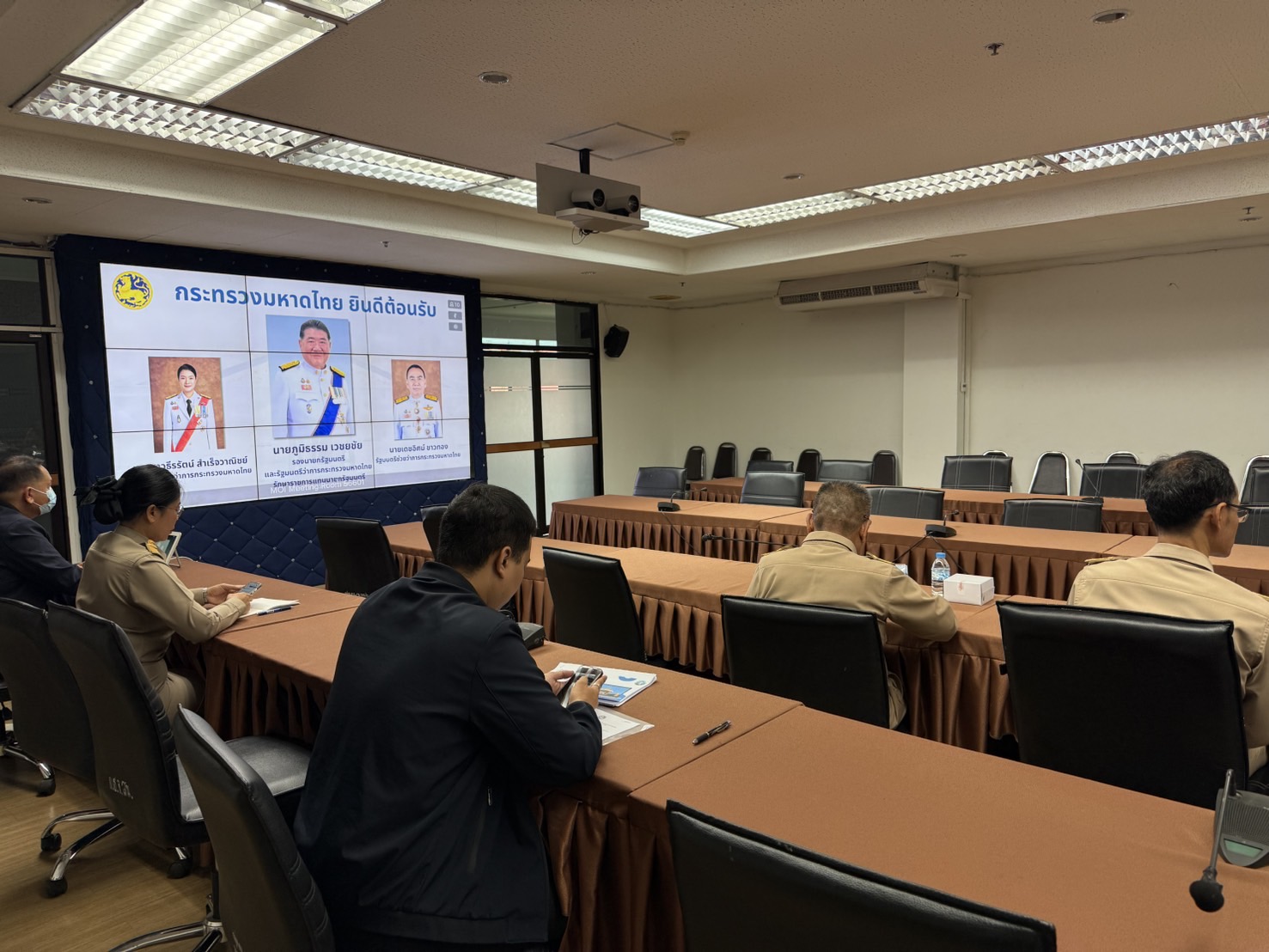 ผู้ว่าราชการจังหวัดสกลนคร: นำทีมหัวหน้าส่วนราชการจังหวัดและอำเภอ รับฟังการมอบนโยบายเข้มของรัฐมนตรีว่าการกระทรวงมหาดไทย ‘ภูมิธรรม’ หนุนขับเคลื่อนประเทศจากฐานราก ”