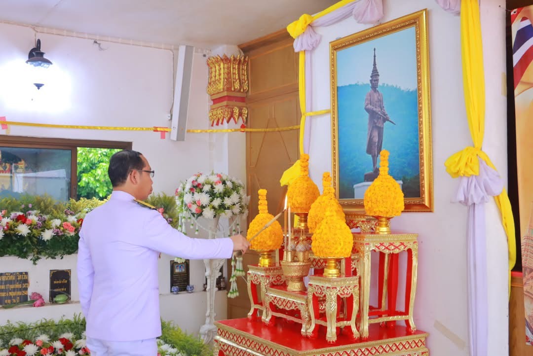 ผู้ว่าราชการจังหวัดสกลนคร : นำพสกนิกร ร่วมพิธีสวดพระพุทธมนต์ และทำบุญตักบาตรถวายพระราชกุศล วันที่ระลึกคล้ายวันสวรรคตสมเด็จพระนารายณ์มหาราช