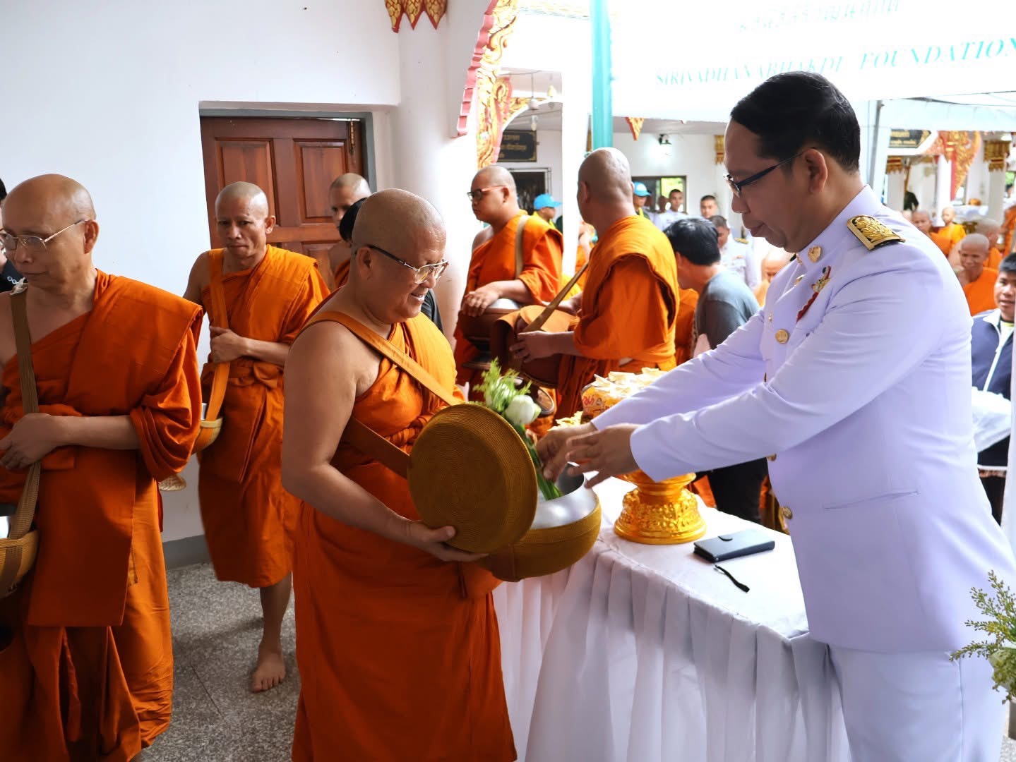 ผู้ว่าราชการจังหวัดสกลนคร : นำพสกนิกร ร่วมพิธีสวดพระพุทธมนต์ และทำบุญตักบาตรถวายพระราชกุศล วันที่ระลึกคล้ายวันสวรรคตสมเด็จพระนารายณ์มหาราช