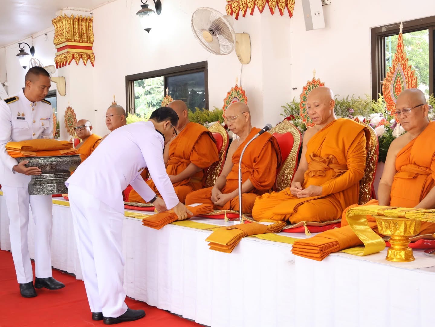 ผู้ว่าราชการจังหวัดสกลนคร : นำพสกนิกร ร่วมพิธีสวดพระพุทธมนต์ และทำบุญตักบาตรถวายพระราชกุศล วันที่ระลึกคล้ายวันสวรรคตสมเด็จพระนารายณ์มหาราช