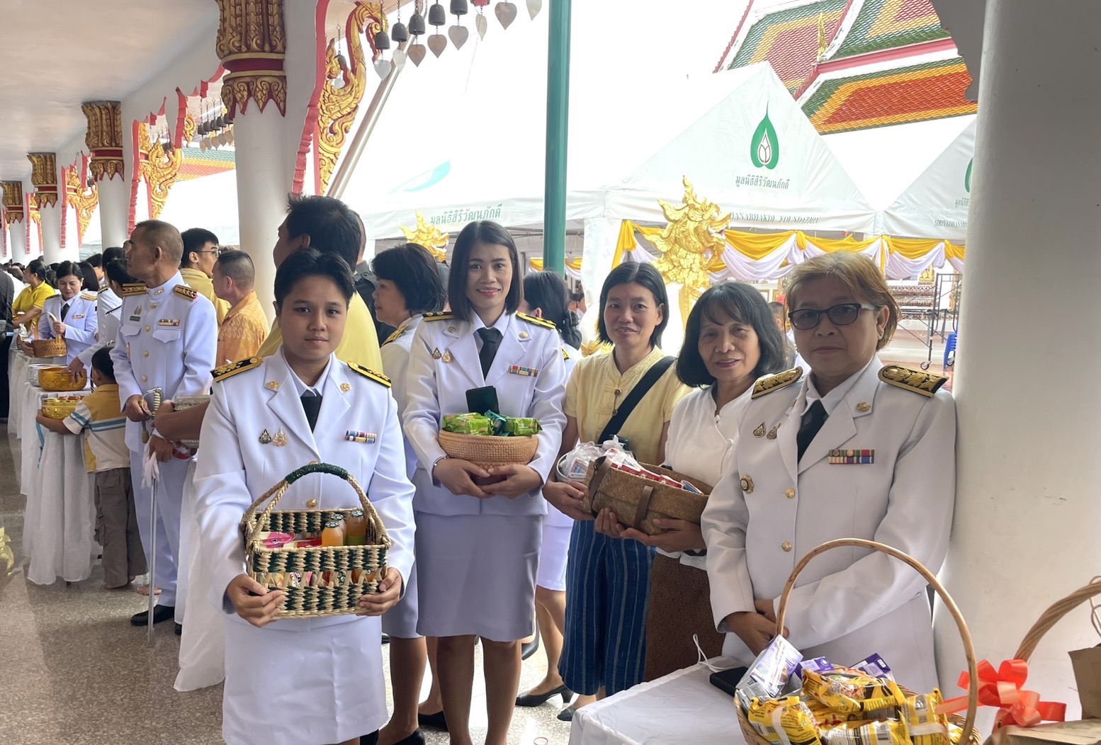 ผู้ว่าราชการจังหวัดสกลนคร : นำพสกนิกร ร่วมพิธีสวดพระพุทธมนต์ และทำบุญตักบาตรถวายพระราชกุศล วันที่ระลึกคล้ายวันสวรรคตสมเด็จพระนารายณ์มหาราช