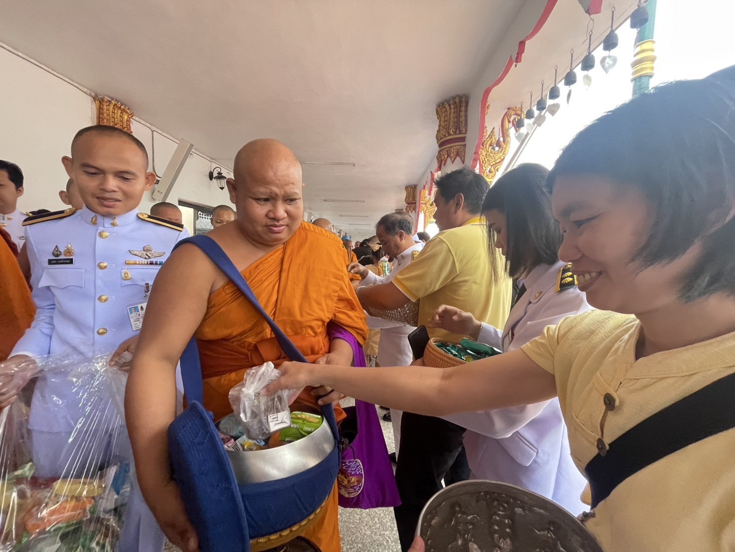 ผู้ว่าราชการจังหวัดสกลนคร : นำพสกนิกร ร่วมพิธีสวดพระพุทธมนต์ และทำบุญตักบาตรถวายพระราชกุศล วันที่ระลึกคล้ายวันสวรรคตสมเด็จพระนารายณ์มหาราช