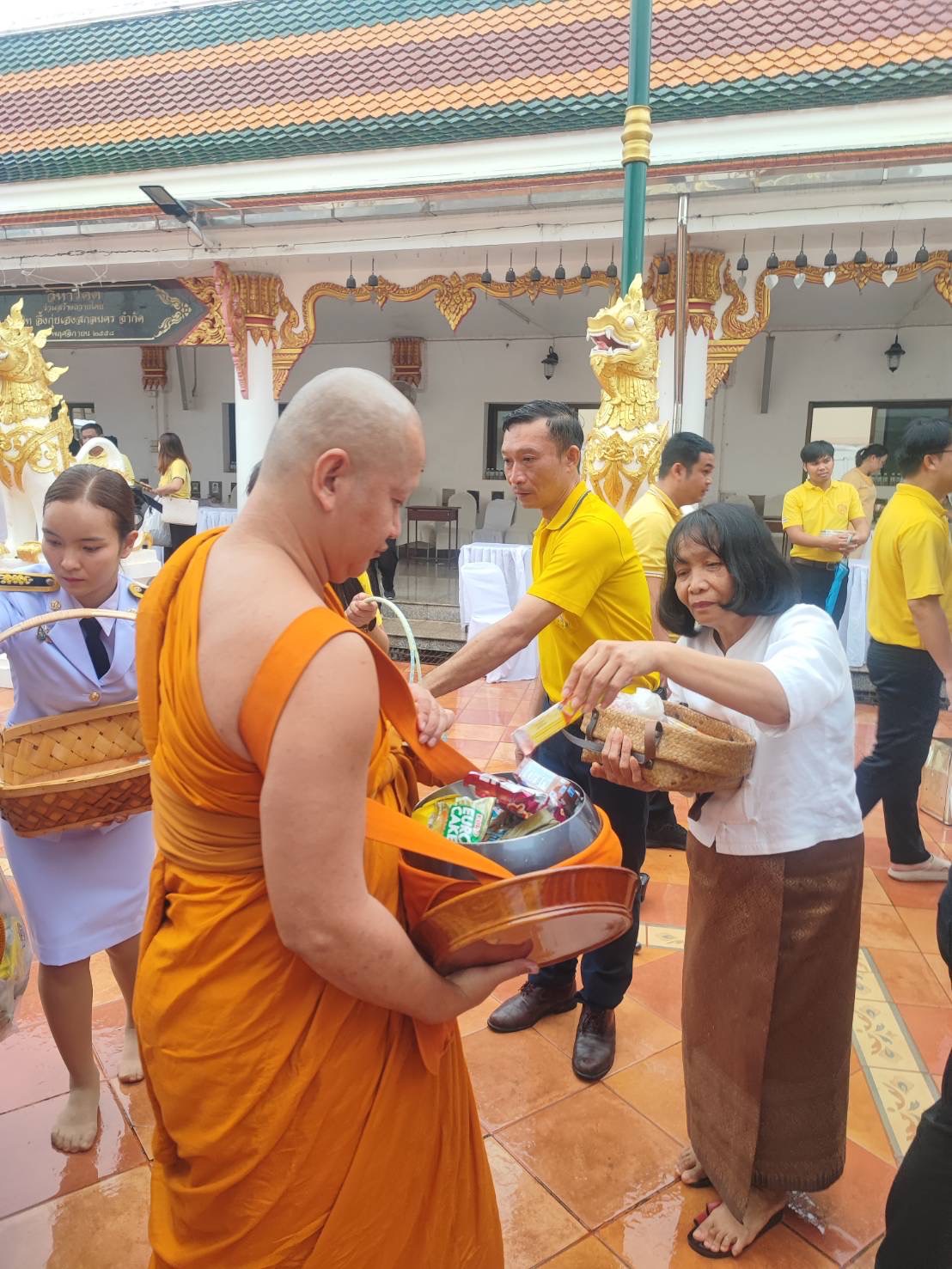 ผู้ว่าราชการจังหวัดสกลนคร : นำพสกนิกร ร่วมพิธีสวดพระพุทธมนต์ และทำบุญตักบาตรถวายพระราชกุศล วันที่ระลึกคล้ายวันสวรรคตสมเด็จพระนารายณ์มหาราช