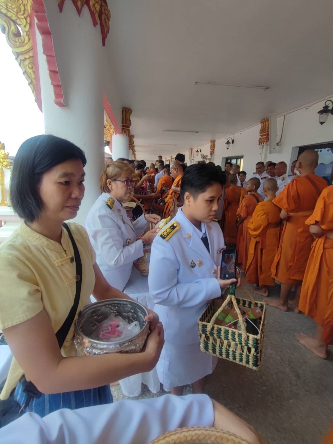 ผู้ว่าราชการจังหวัดสกลนคร : นำพสกนิกร ร่วมพิธีสวดพระพุทธมนต์ และทำบุญตักบาตรถวายพระราชกุศล วันที่ระลึกคล้ายวันสวรรคตสมเด็จพระนารายณ์มหาราช
