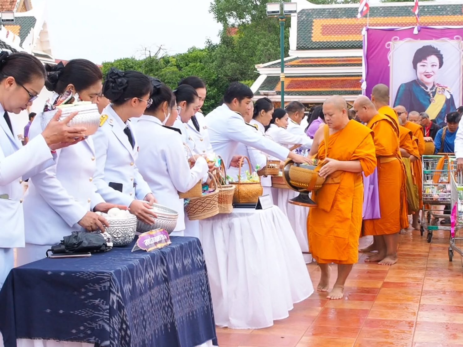 พสกนิกรชาวจังหวัดสกลนคร ร่วมพิธี เจริญพระพุทธมนต์ ถวายพระพรและพิธีทำบุญตักบาตรเฉลิมพระเกียรติ พระเจ้าวรวงศ์เธอ พระองค์เจ้าโสมสวลี กรมหมื่นสุทธนารีนาถ เนื่องในโอกาสคล้ายวันประสูติ 13 กรกฎาคม 2568